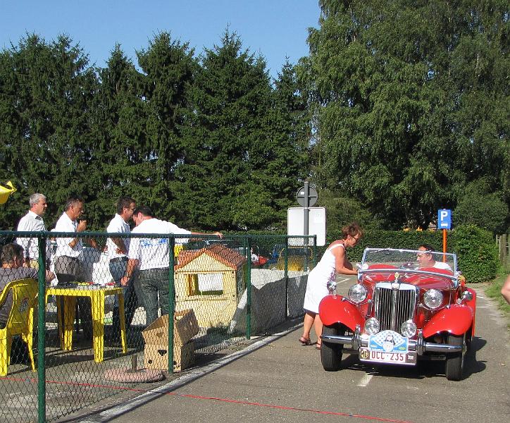 Prijsuitreiking voor de mooiste, oudste, speciaalste en de auto die van het verst kwam,  verschillende leden van MG Club Limburg vielen in de prijzen, kijk maar (18).JPG
